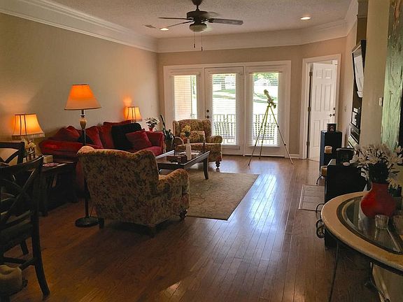 3rd image of 908A Augusta Dr