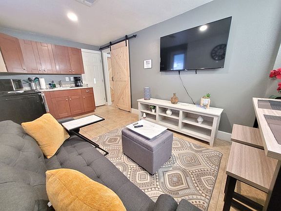 4th image of 320 N 13th Pl #Id1249815p