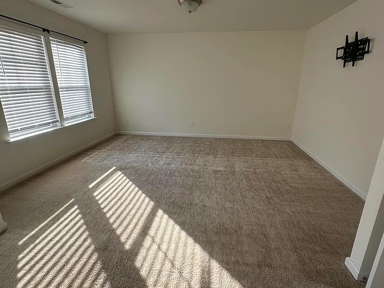 423 Bassett Ln — Photo 9