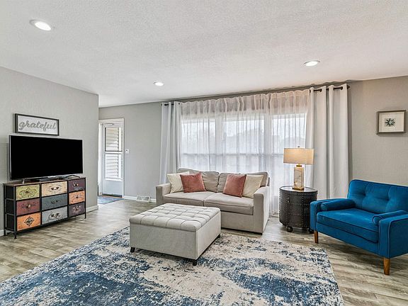 2nd image of 2624 Manor St