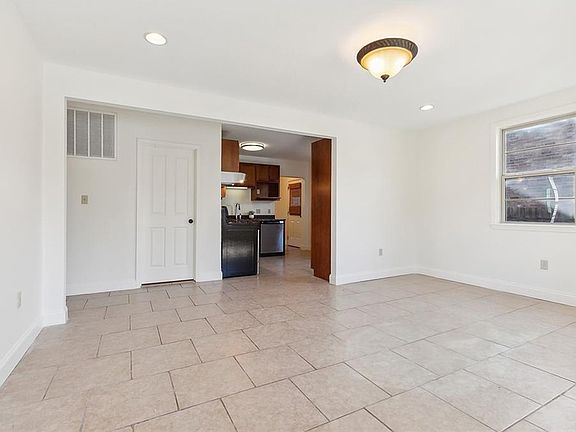 4th image of 125 Conrad St