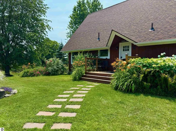 13879 Phelps Rd, Charlevoix, MI 49720