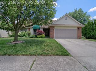 26901 Coachlight St, Woodhaven, MI 48183