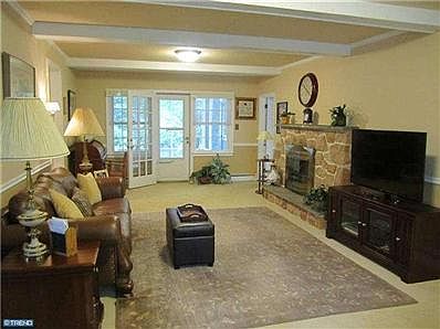 4th image of 582 Westwood Dr