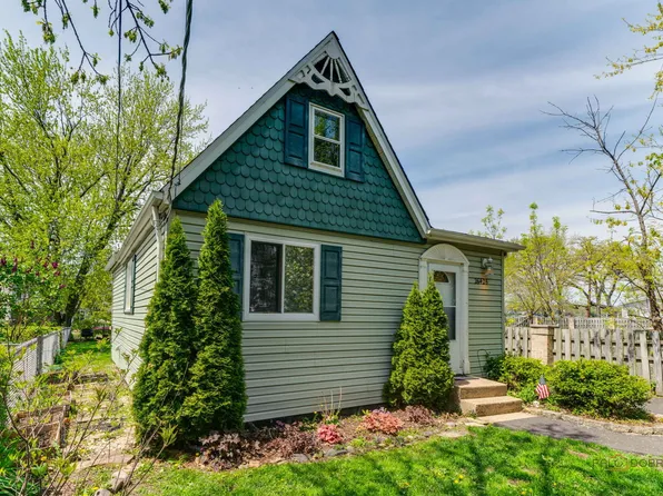 26426 N Willow Ave, Mundelein, IL 60060