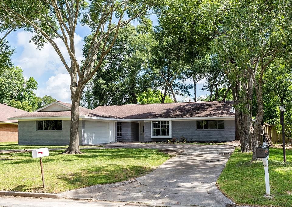 1st image of 214 Burnett Dr