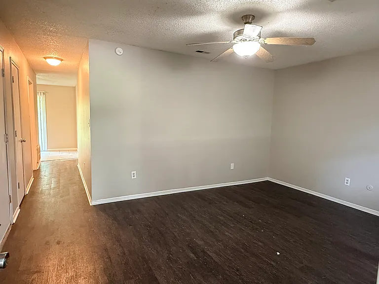 804 NE Banner Dr #B — Photo 3