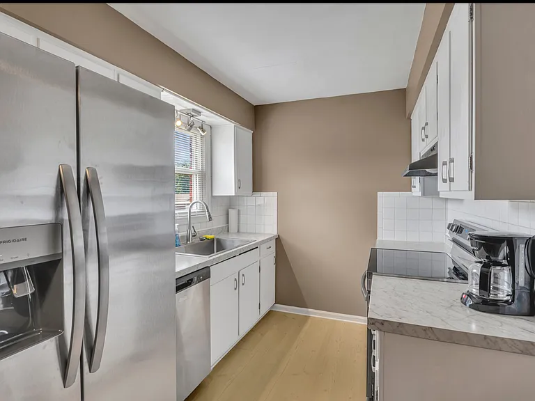 625 Village Ln #D — Photo 2