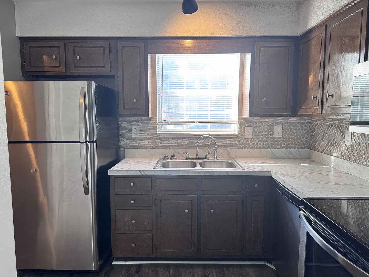 Awesome Condo!! 2 Bed/1.5 Bath! 1100 sq.ft. Close to Post!! Move in Ready!! — Photo 3