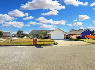 1933 Parkside Ct, Moore, OK 73160