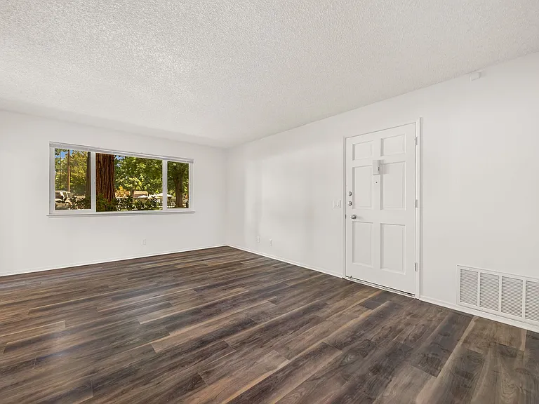 Lassen Villa Apartments — Photo 49