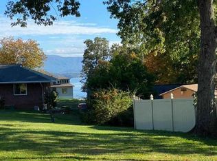 1280 Lakeview Dr, Dandridge, TN 37725