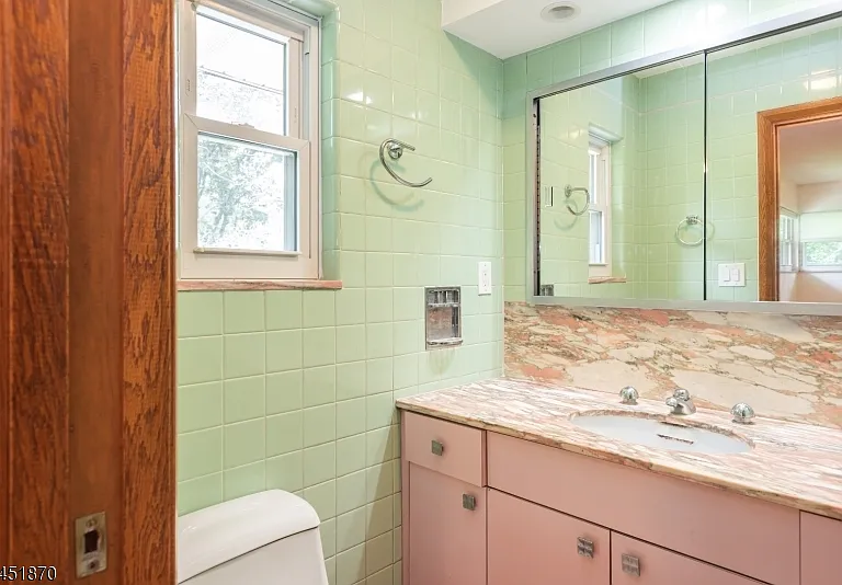 681 Easton Ave — Photo 11
