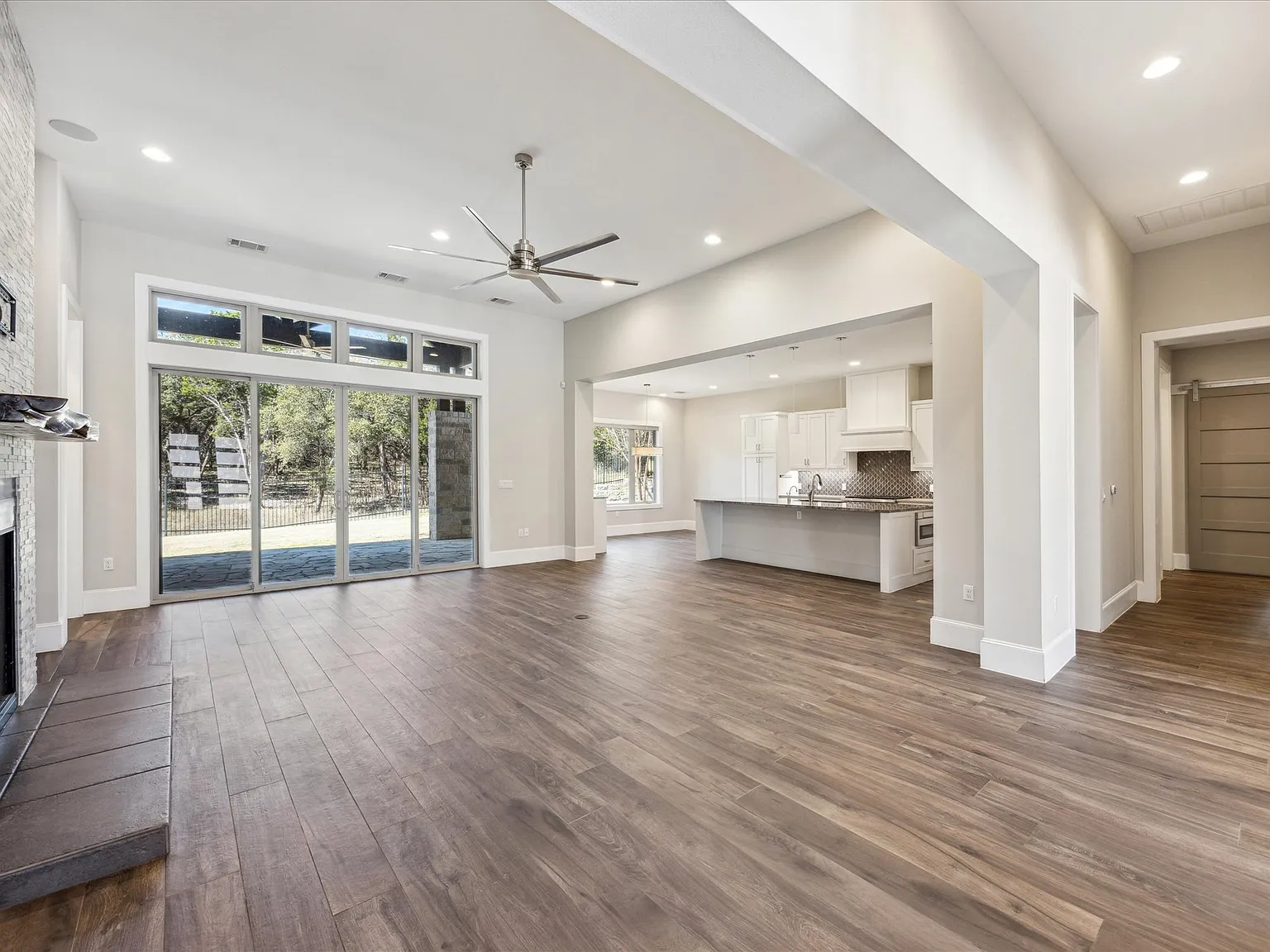 4 bed, 3629 sqft, $6,995 — Photo 4