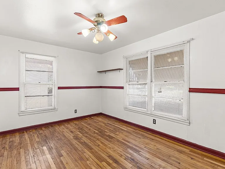704 S Avenue C — Photo 17
