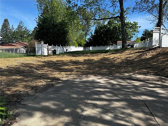 2nd image of 727 Garden City Dr