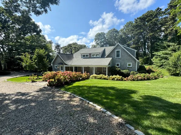 385 Barnes Rd, Oak Bluffs, MA 02557