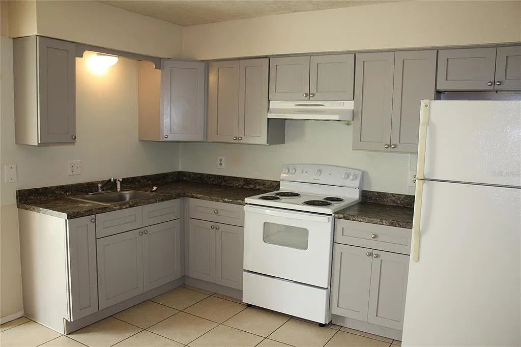 2 bed, 1.0 bath, 768 sqft, $950 — Photo 2
