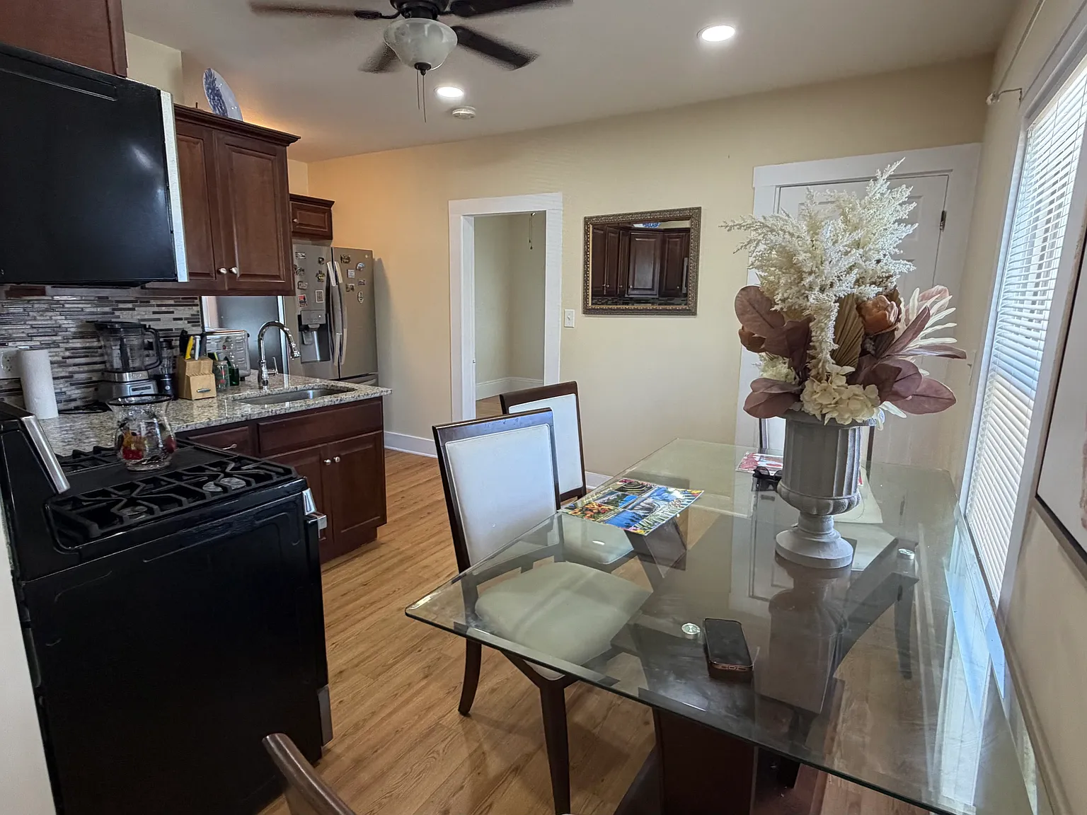 3 bed, 9999 sqft, $2,700 — Photo 3