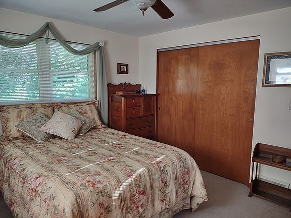 5th image of 10 Hyde Park Dr