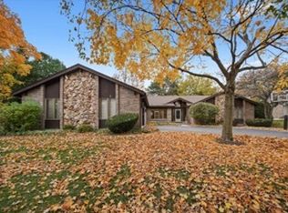 2130 Mallard Dr, Northbrook, IL 60062