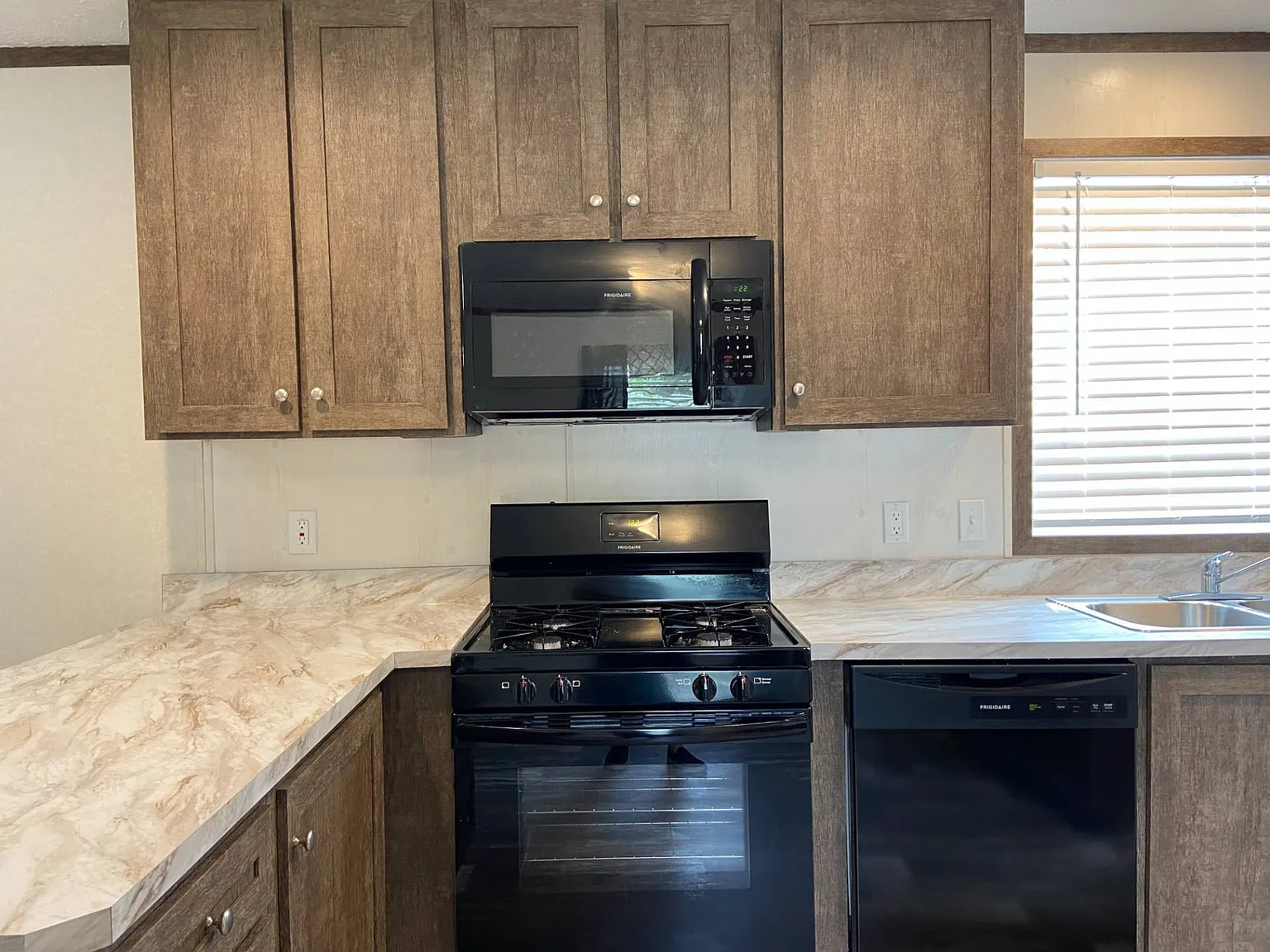 3 bed, 2.0 bath, $1,099 — Photo 3