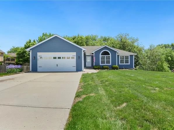 571 Hithergreen Dr, Lansing, KS 66043