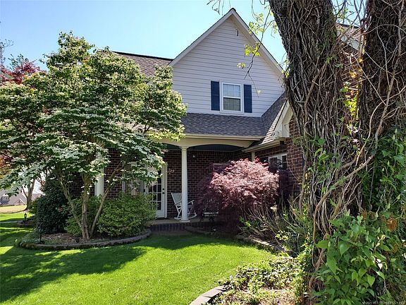 3rd image of 1805 Forest Park Dr