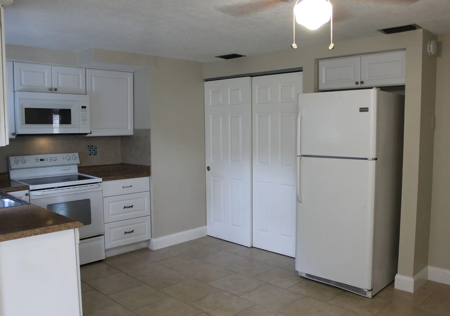 1 Bedroom 1 bath all utilities incl. Apt. — Photo 4