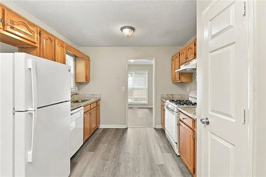 3 bed, 2.0 bath, 1986 sqft, $1,830 — Photo 4