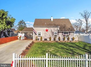 35 Honeysuckle Ln, Levittown, PA 19055