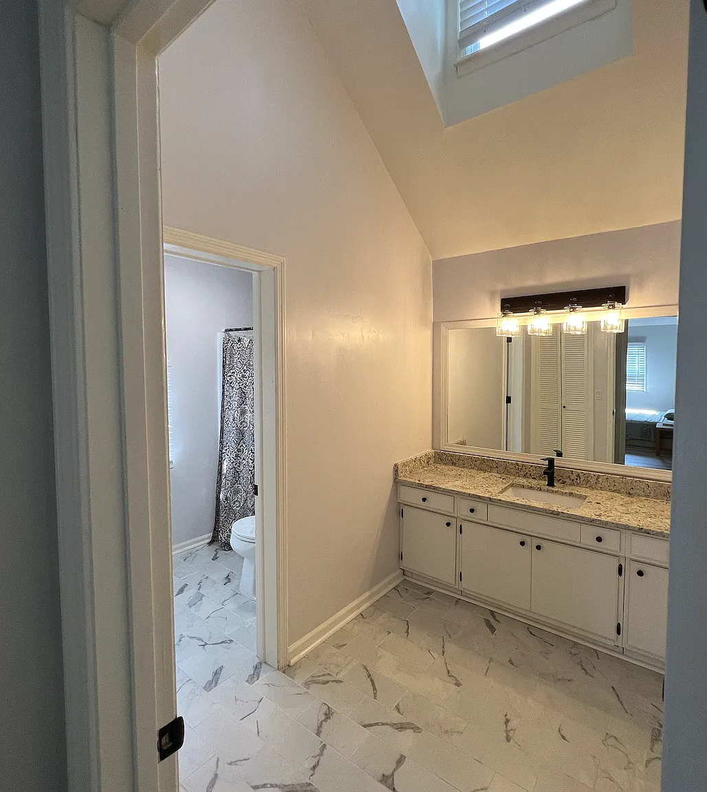 2702 Avondale Dr — Photo 3