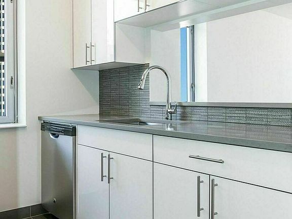 4th image of 150 E 44th St APT 26G