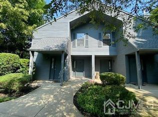 206 Woodhaven Dr, Edison, NJ