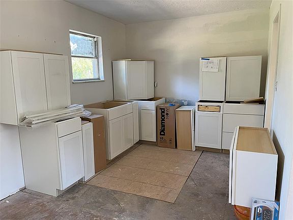 5th image of 926 W Chickasaw St