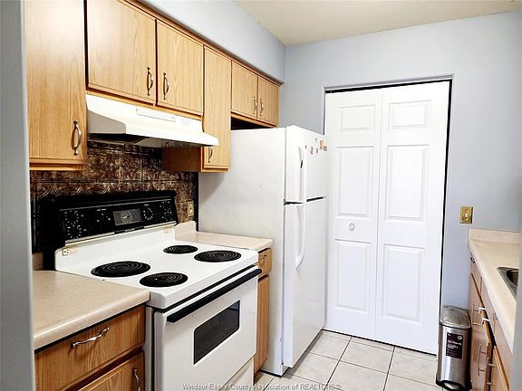 4th image of 550 Park St W #6