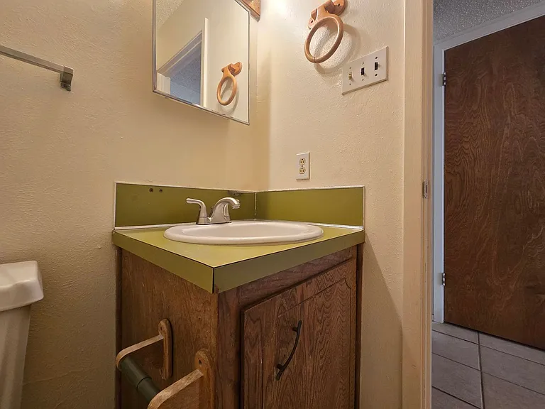 2304 Wales Cir #B — Photo 11