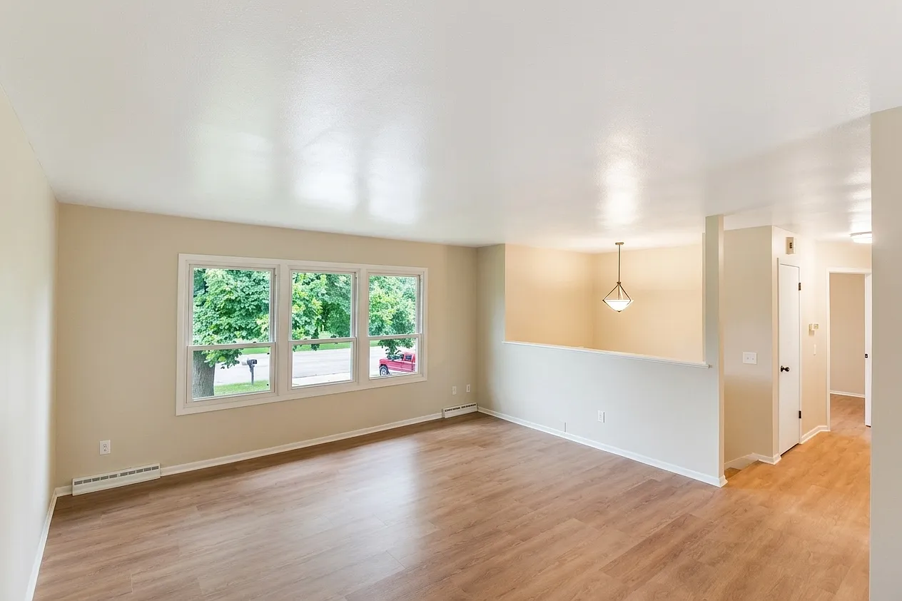 3 bed, 1294 sqft, $2,350 — Photo 4