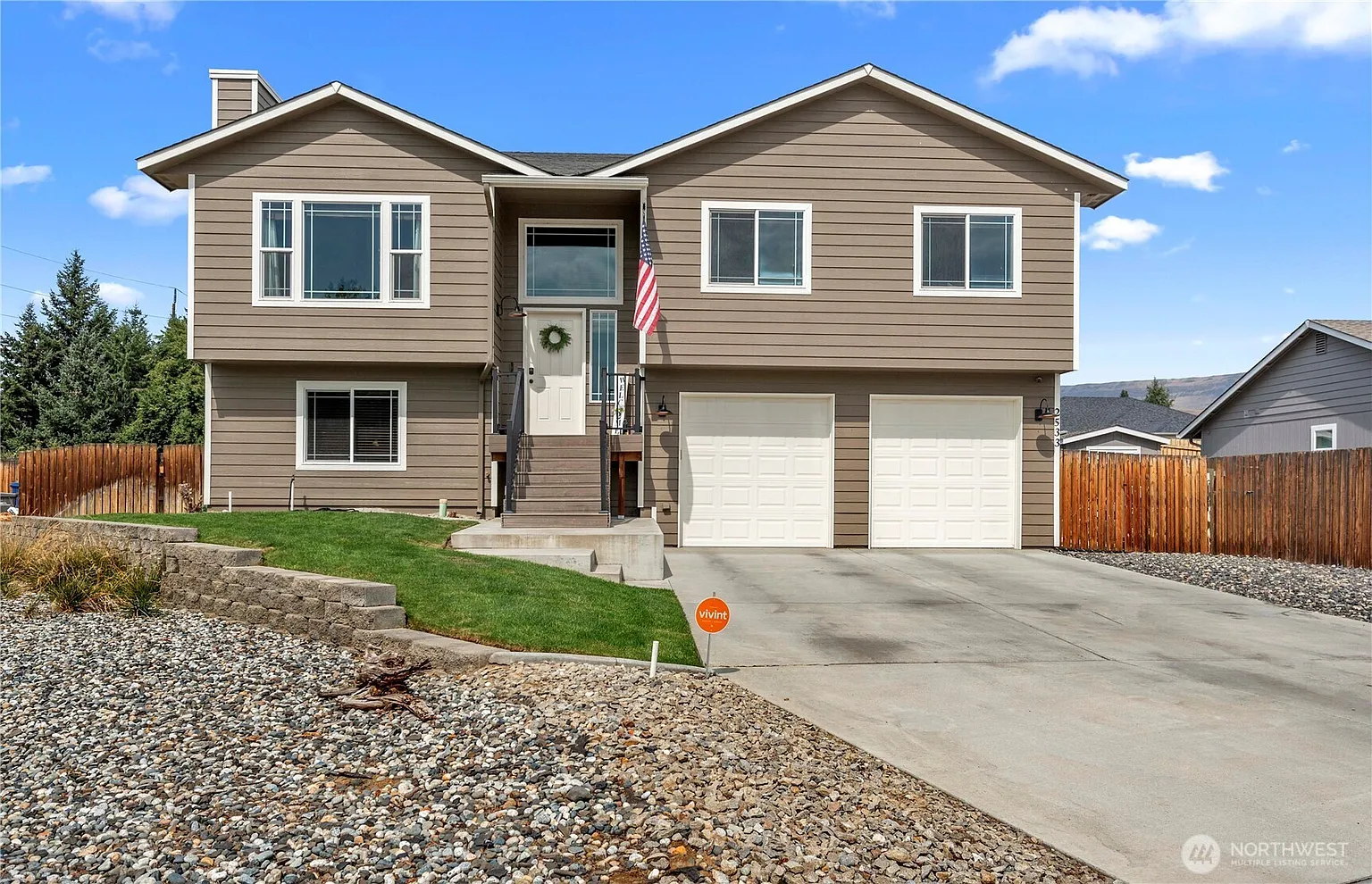 2533 NE Noble Loop photo 1
