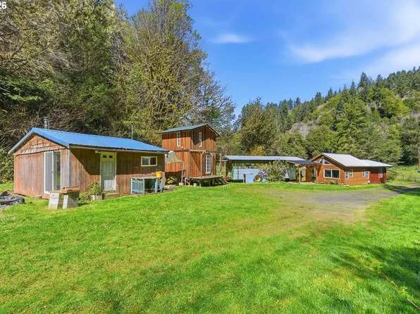 93044 Poplar Ln, Coos Bay, OR 97420