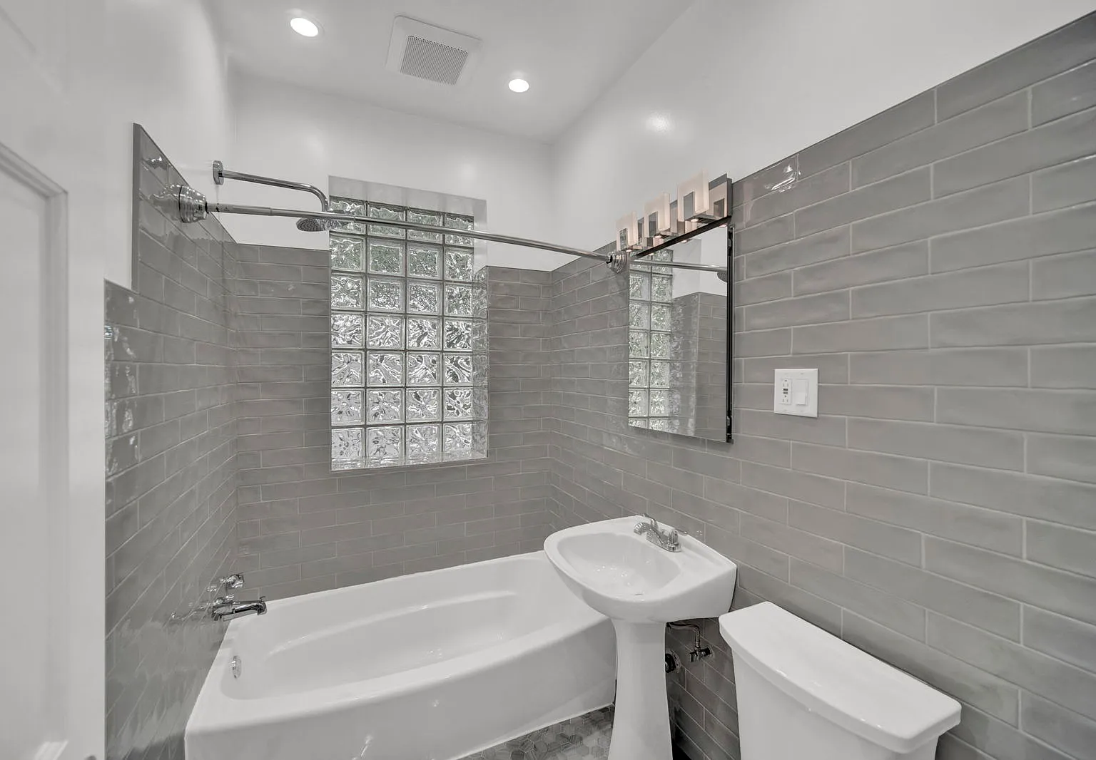 2 bed, 1.0 bath, 900 sqft, $2,050 — Photo 3