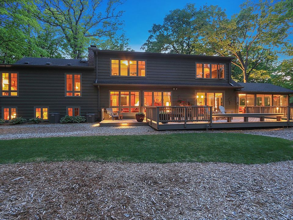 Gorgeous Setting overlooking Lake Michigan!