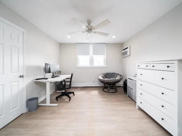 213 Roosevelt Street image 14 of 24