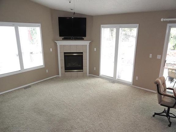 Spacious, bright living room