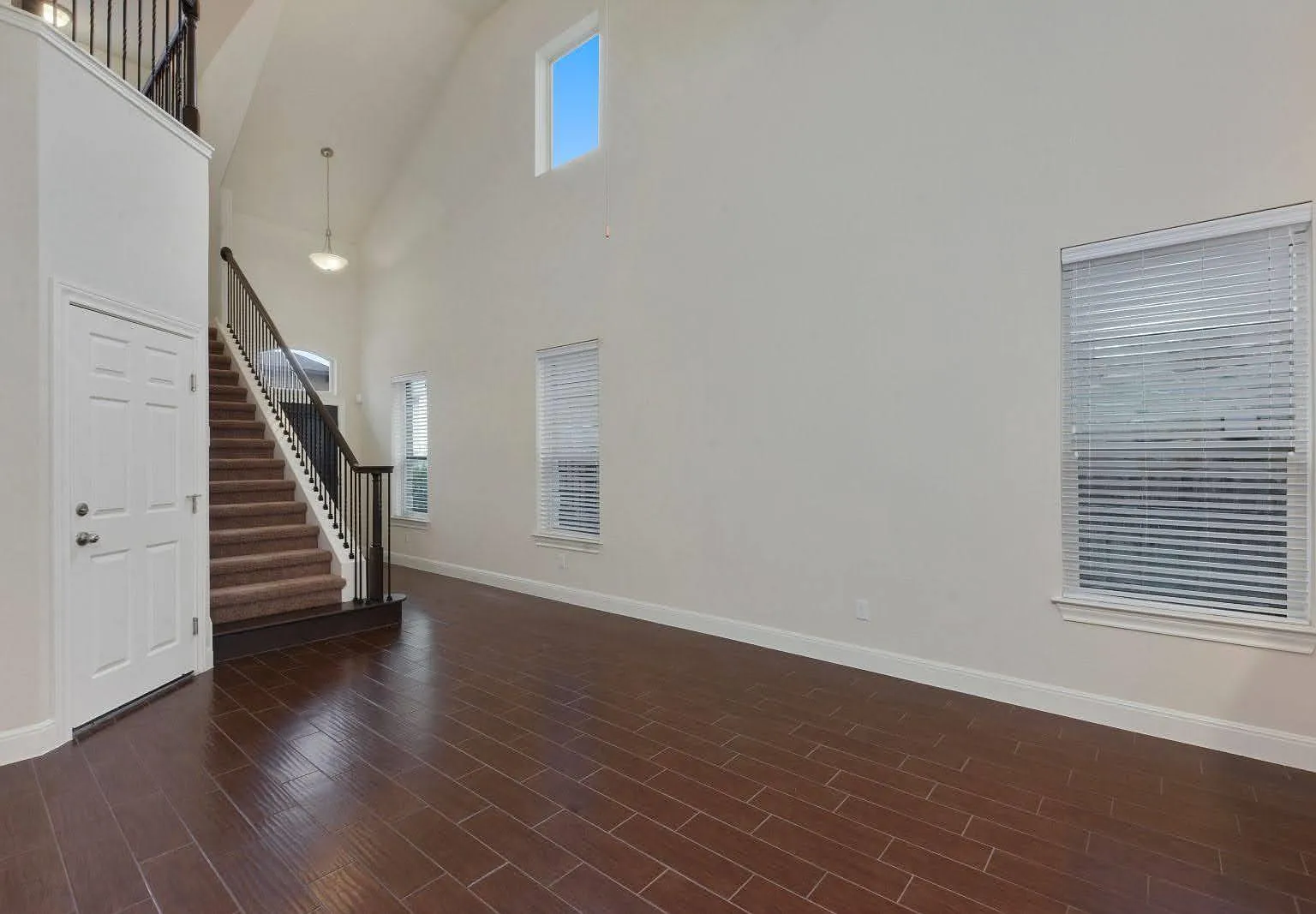 3 bed, 2.5 bath, 1937 sqft, $2,400 — Photo 4