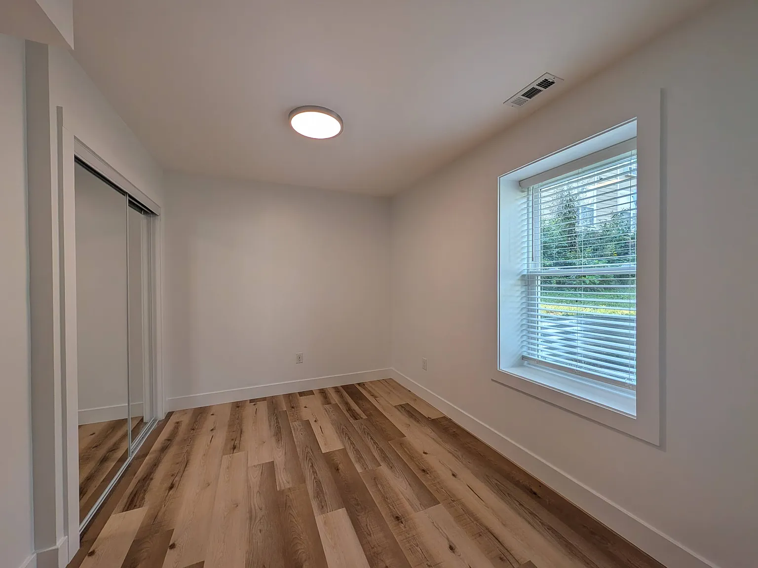 5 bed, 3.5 bath, $5,975 — Photo 4