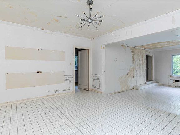 5th image of 13828 82nd Ave