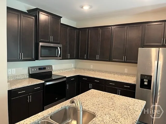 3 bed, 2.5 bath, 1806 sqft, $1,950 — Photo 2