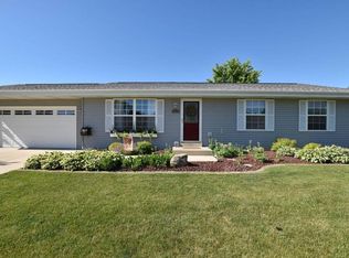 1075 E Keri Ln, Oak Creek, WI 53154
