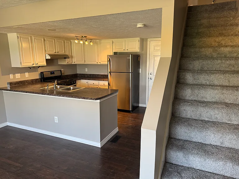 1204 Riviera Dr — Photo 3